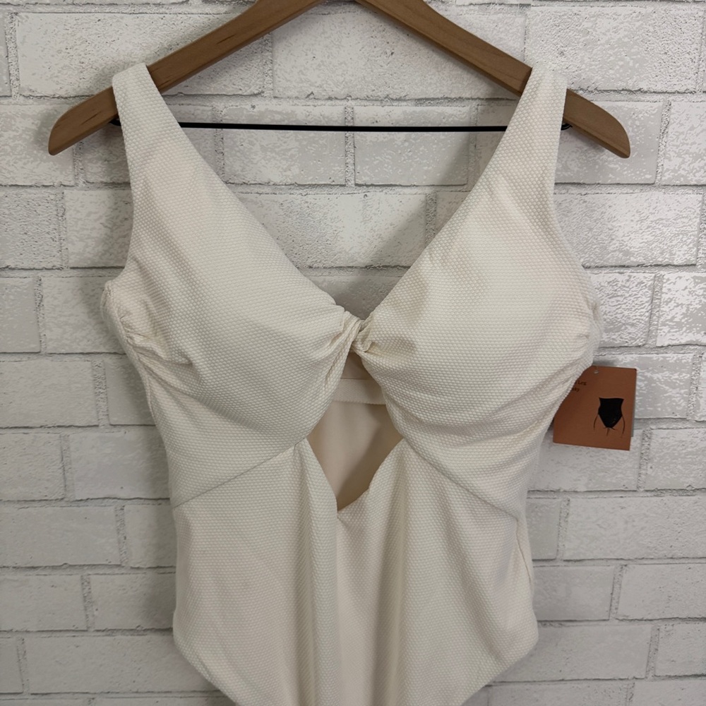SHADE & SHORE Twist Cut Out Cheeky One Piece Swimsuit - Picture 3 of 8